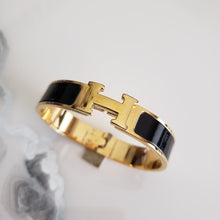 Cargar imagen en el visor de la galería, Brazalete H Negra