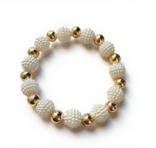 Cargar imagen en el visor de la galería, Pulsera elástica Ana Lourdes Accesorios con cuentas de perlas sintéticas texturizadas y esferas en chapa de oro 18K