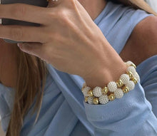 Cargar imagen en el visor de la galería, Pulsera elástica Ana Lourdes Accesorios con perlas sintéticas blancas y cuentas en chapa de oro 18K en la muñeca