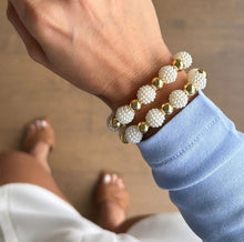 Cargar imagen en el visor de la galería, Pulsera elástica Ana Lourdes Accesorios con cuentas de perlitas sintéticas y detalles en chapa de oro 18K
