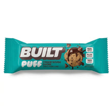 Cargar imagen en el visor de la galería, Empaque individual color turquesa de barra de proteína Built Puff sabor Cookie Dough Chunk.