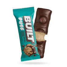 Cargar imagen en el visor de la galería, Empaque turquesa de Built Puff Cookie Dough Chunk mostrado junto a la barra con trocitos.
