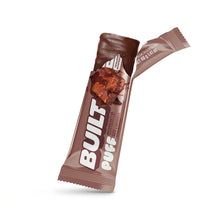 Cargar imagen en el visor de la galería, Parte posterior del empaque de barra Built Puff sabor brownie batter con texto bilingüe