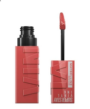Cargar imagen en el visor de la galería, Envase rectangular de labial líquido Maybelline Super Stay Vinyl Ink en tono rosa coral.
