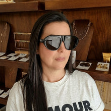Cargar imagen en el visor de la galería, Lentes PR C05S Signature, foto con modelo