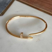 Cargar imagen en el visor de la galería, Brazalete Clavo Circonia Delgado