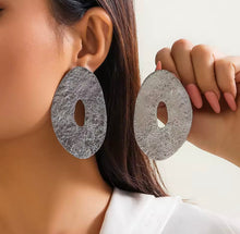 Cargar imagen en el visor de la galería, Aretes Medallón