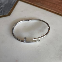 Cargar imagen en el visor de la galería, Brazalete Clavo Circonia Delgado