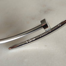 Cargar imagen en el visor de la galería, Brazalete Clavo Delgado