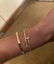 Cargar imagen en el visor de la galería, Brazalete Clavo Circonia Delgado
