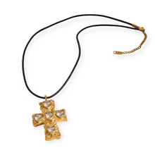 Cargar imagen en el visor de la galería, Collar Cruz Martillada