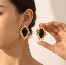 Cargar imagen en el visor de la galería, Aretes Medallón Negro