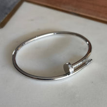 Cargar imagen en el visor de la galería, Brazalete Clavo Circonia Delgado