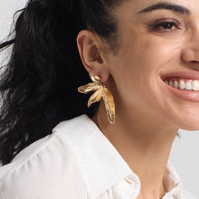 Cargar imagen en el visor de la galería, Aretes Media Flor