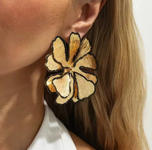 Cargar imagen en el visor de la galería, Aretes Flor Grande