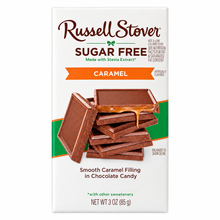 Cargar imagen en el visor de la galería, Empaque frontal blanco con verde de tableta Russell Stover Sugar Free sabor caramelo de 85 gramos