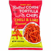 Cargar imagen en el visor de la galería, Bolsa roja y verde de totopos de maíz enrollados sabor chile y lima Trader Joe's.