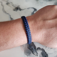 Cargar imagen en el visor de la galería, Brazalete Piel Acero Azul con Negro