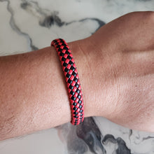 Cargar imagen en el visor de la galería, Brazalete Piel Acero Rojo con Negro