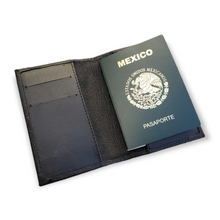 Cargar imagen en el visor de la galería, Porta Pasaporte en Piel Calavera